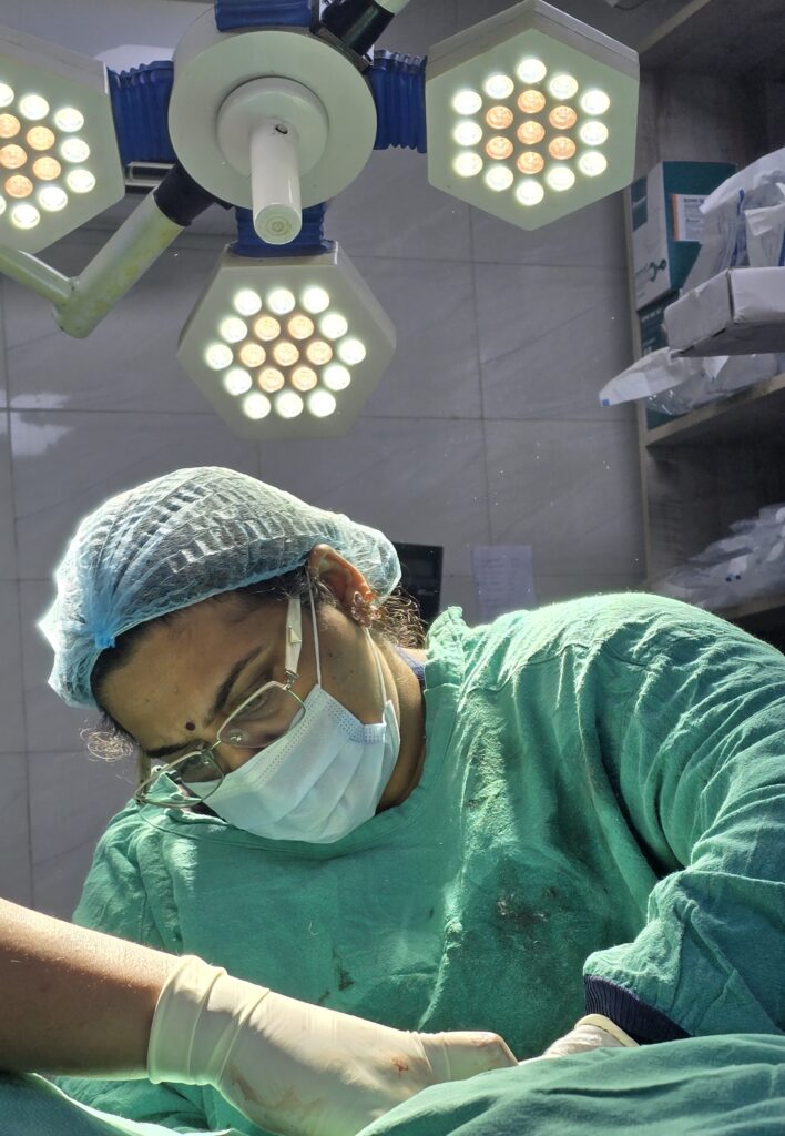 Best gynecologist in Delhi, Dr. Kalpana Aggarwal consulting a high-risk pregnancy patient